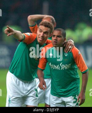 (Dpa) - "Schau, da ist der Cup" scheinen die Worte von Werders französischen Verteidiger Valerien Ismael (L) zu seinem Teamkollegen Ailton, die ungläubig blickt auf zu sein. Deutsche Liga Meister Werder Bremen gewinnt den 61. DFB-Pokal (deutscher Fußball Bund Cup) Finale gegen Erstligisten Alemannia Aachen im Olympiastadion in Berlin, Deutschland, 29. Mai 2004 mit einem Score von 3: 2. BRE Stockfoto