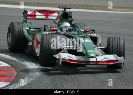 (Dpa) - fährt österreichischen Formel 1-Fahrer Christian Klien (Team Jaguar) durch eine Kurve während des Europäischen Grand Prix auf dem Nürburgring in Deutschland, 30. Mai 2004. Stockfoto