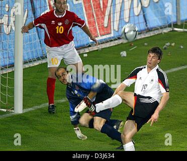 (Dpa) - deutscher Fußballspieler Bernd Schneider (R) Forward Pass bereitet der 5: 0 Führung Tor, durch Michael Ballack, während Maltas Ivan Woods (zurück) und Torwart Mario Muscat während das Testspiel zwischen Deutschland und Malta in Freiburg, Deutschland, 27. Mai 2004 auf. Deutschland spielte gegen Malta in der ersten von drei Testspiele im Vorfeld der Europameister von 2004 Stockfoto