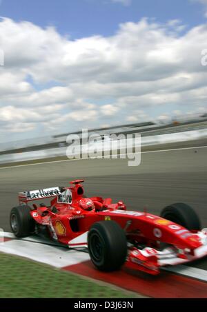 (Dpa) - deutscher Formel-1-Weltmeister Michael Schumacher steuert seine Ferrari-Rennwagen über eine Kurve im freien Training auf der Rennstrecke Nürburgring in Deutschland, Freitag, 28. Mai 2004. Schumacher fuhr die zweite schnellste Zeit. Grand Prix von Europa findet auf dem Nürburgring am 30. Juni 2004. Stockfoto