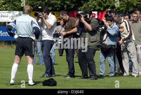 (Dpa) - der Torwart der deutschen Fußball-Nationalmannschaft Oliver Kahn (L) steht vor einer Gruppe von Fotografen während ein Fotomotiv in Winden, Deutschland, 28. Mai 2004, das deutsche team für die Europameisterschaft 2004 in Portugal vorbereitet. Stockfoto