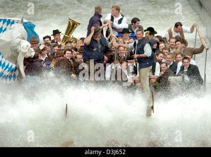 (Dpa) - sind die Menschen auf dem Floß jubeln, wie sie Floß-Rutschen an der Isar in der Nähe von Muehltal, Germany, 1. Mai 2004 Geschwindigkeit. Die traditionelle rafting-Touren statt alle Sommer- und führen über eine Strecke von 25 Kilometern zwischen Wolfratshausen und München. Stockfoto