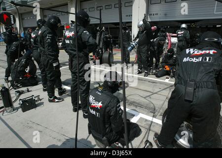 (Dpa) - stop Mechanik Team McLaren-Mercedes Praxis eine Grube auf dem Nürburgring, Deutschland, Donnerstag, 27. Mai 2004. Am Wochenende wird der Grand Prix von Europa an der berühmten Rennstrecke stattfinden. Stockfoto