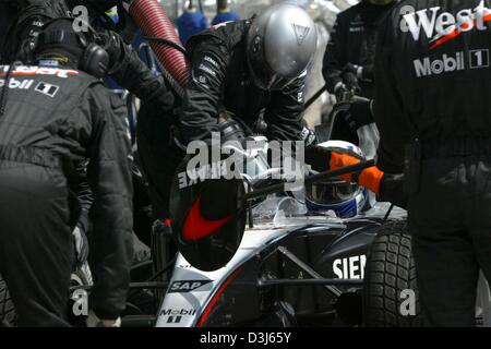 (Dpa) - stop Mechanik Team McLaren-Mercedes Praxis eine Grube auf dem Nürburgring, Deutschland, Donnerstag, 27. Mai 2004. Am Wochenende wird der Grand Prix von Europa an der berühmten Rennstrecke stattfinden. Stockfoto