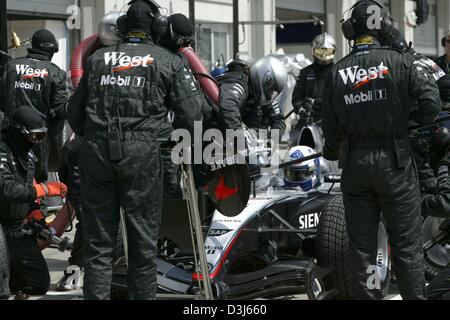 (Dpa) - stop Mechanik Team McLaren-Mercedes Praxis eine Grube auf dem Nürburgring, Deutschland, Donnerstag, 27. Mai 2004. Am Wochenende wird der Grand Prix von Europa an der berühmten Rennstrecke stattfinden. Stockfoto