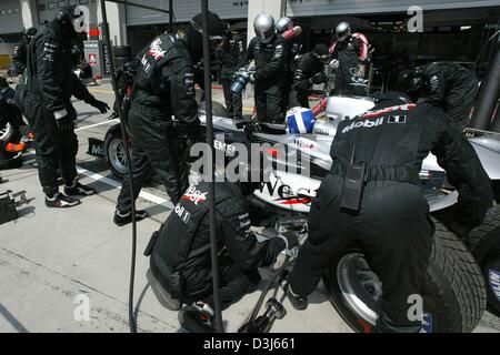 (Dpa) - stop Mechanik Team McLaren-Mercedes Praxis eine Grube auf dem Nürburgring, Deutschland, Donnerstag, 27. Mai 2004. Am Wochenende wird der Grand Prix von Europa an der berühmten Rennstrecke stattfinden. Stockfoto