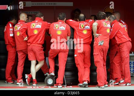 (Dpa) - eine Gruppe von Ferrari Mechanik stehen im Bereich Boxenstopp und halten ein Team-Meeting auf dem Nürburgring, Deutschland, 27. Mai 2004. Am Wochenende wird der Grand Prix von Europa an der berühmten Rennstrecke stattfinden. Stockfoto