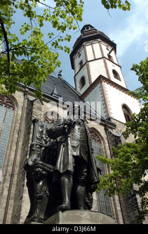 (Dpa) - steht die Statue des deutschen Komponisten Johann Sebastian Bach vor St. Thomaskirche in Leipzig, Ostdeutschland, 11. Mai 2004. Die Statue wurde im Jahre 1908 von Carl Seffner erstellt. Bach, geboren am 21. März 1685 in der Ortschaft Eisenach zu einer musikalischen Familie, ernannt im Jahre 1723 als Kantor an St. Thomas, wo er bis zu seinem Tod am 28. Juli 1750 bliebe. Heute ist Bach Stockfoto