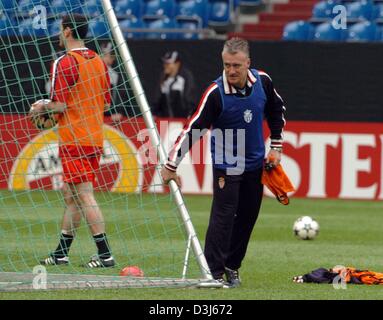 (Dpa) - AS Monaco Coach Didier Deschamps (R) bewegt sich das Ziel während einer Trainingseinheit in Gelsenkirchen, Deutschland, 25. Mai 2004. Das Team des ehemaligen französischen WM-Champ Deschamps treffen Portugiesen FC Porto im Finale der Champions League am Mittwoch 26 Mai um die Arena AufSchalke in Gelsenkirchen, Deutschland. Stockfoto