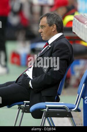 (Dpa) - Uhren Felix Magath seinen letzten hinbekommen als Trainer der deutschen Fußballverein VFB Stuttgart in Leverkusen, Deutschland, 22. Mai 2004 entsprechen. Magath Team verabschiedete sich mit einem Verlust im letzten Spiel der Saison kostete ihnen einen Platz im nächsten Jahr Champions-League. Magath unterzeichnete einen Dreijahresvertrag Liga Rivalen FC Bayern München zu coachen, die bis 2007 ausgeführt wird. Stockfoto