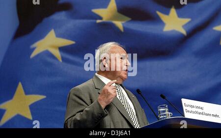 (Dpa) - der ehemalige deutsche Bundeskanzler Helmut Kohl hält eine Rede bei einer Wahl-Kampagne Veranstaltung seiner Partei der Christlich Demokratischen Union (CDU) in Saarbrücken, Deutschland, 8. Mai 2004. Die Veranstaltung begann die Partei Wahlkampf für die Europawahl, die am 13. Juni 2004 stattfinden wird. Stockfoto