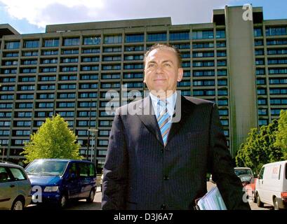 (Dpa) - Axel Weber, Präsident der Deutschen Bundesbank, steht vor der Zentrale der Bank vor dem Start einer Pressekonferenz in Frankfurt Main, Deutschland, 25. Mai 2004. Weber will schnell wiederherzustellen, das Ansehen der Bank nach der "Adlon-Affäre", ein Skandal über den ehemaligen Präsidenten der deutschen Zentralbank Ernst Welteke, die erheblichen Schaden verursacht hatte Stockfoto