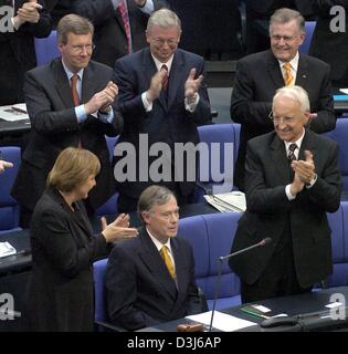 (Dpa) - Angela Merkel, Vorsitzende der christlich demokratischen Partei CDU, Premierminister des Staates der unteren Sachsen Christian Wulff (hinten L), Ministerpräsident von Hessen Roland Koch (Rückseite C), Ministerpräsident des Landes Baden-Württemberg Erwin Teufel (hinten R) und Vorsitzender der konservativen CSU Partei Edmund Stoiber (R) veranlasst nach der Wahl von Horst Köhler (vorne C) als neue deutsche Presi Stockfoto