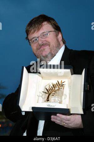 (Dpa) - US-Regisseur Michael Moore zeigt seine Golden Palm Award bei einem Fototermin nach der Preisverleihung bei den 57. Filmfestspielen in Cannes, Frankreich, 22. Mai 2004. Moore gewann den renommierten Palme d ' Or Award für seine Anti-Bush-Dokumentarfilm "Fahrenheit 9/11', die eine sehr kritische Haltung auf US-Präsident George W. Bush und seine Verbindungen mit der saudischen Führung stattfindet. Stockfoto