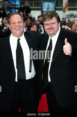 (Dpa) - Film-Produzent Harvey Weinstein (L) und den USA Regisseur Michael Moore Lächeln bei einem Fototermin nach der Preisverleihung zeigen bei den 57. Filmfestspielen in Cannes, Frankreich, 22. Mai 2004. Moore gewann den renommierten Palme d ' Or Award für seine Anti-Bush-Dokumentarfilm "Fahrenheit 9/11', führt eine sehr kritische Haltung auf US-Präsident George W. Bush und seine Verbindungen mit der saudischen Leadershi Stockfoto