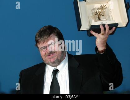 (Dpa) - US-Regisseur Michael Moore zeigt seine Golden Palm Award bei einem Fototermin nach der Preisverleihung bei den 57. Filmfestspielen in Cannes, Frankreich, 22. Mai 2004. Moore gewann den renommierten Palme d ' Or Award für seine Anti-Bush-Dokumentarfilm "Fahrenheit 9/11', die eine sehr kritische Haltung auf US-Präsident George W. Bush und seine Verbindungen mit der saudischen Führung stattfindet. Stockfoto