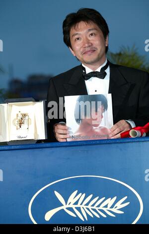 (Dpa) - film japanische Regisseur Hirokazu Kore-Eda während ein Gewinner Photocall abgebildet, nach der Preisverleihung bei den 57. Filmfestspielen in Cannes, Frankreich, 22. Mai 2004. Kore-Eda akzeptiert den Best Actor Award im Namen seiner Hauptdarsteller, 14-jährige Yuuya Yagira, wer den Preis für seine Rolle in Kore-Eda-Film "Niemand kennt gewann". Stockfoto