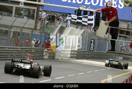 (Dpa) - Geschwindigkeiten italienische Formel 1 pilot Jarno Trulli (R) mit seinem Renault Formel 1 Rennwagen vor britischen Formel 1 pilot Jenson Button BAR-Honda in der Formel 1 Grand Prix von Monaco, 23. Mai 2004. Trulli gewann den Grand Prix von Monaco vor Button und feierte den ersten Sieg in seiner Karriere. Stockfoto