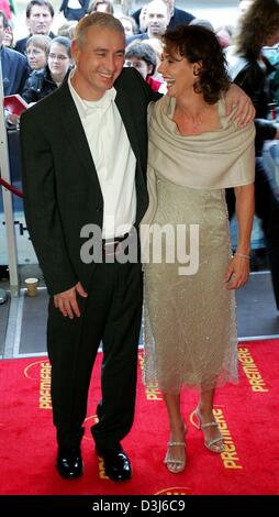 (Dpa) - deutsche Hollywood-Regisseur Roland Emmerich und seine Schwester, Filmproduzent Ute Emmerich, posieren vor dem Kino Kosmos in Berlin, 21. Mai 2004. Emmerichs neueste Film, "The Day After Tomorrow", feierte seine Weltpremiere in Berlin. Die Handlung des Films dreht sich um eine Veränderung des Weltklimas und einer daraus resultierenden Eiszeit. Stockfoto