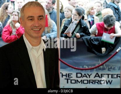 (Dpa) - deutsche Hollywood-Regisseur Roland Emmerich vor dem Kino Kosmos in Berlin, 21. Mai 2004 stellt. Emmerichs neueste Film, "The Day After Tomorrow", feierte seine Weltpremiere in Berlin. Die Handlung des Films dreht sich um eine Veränderung des Weltklimas und einer daraus resultierenden Eiszeit. Stockfoto