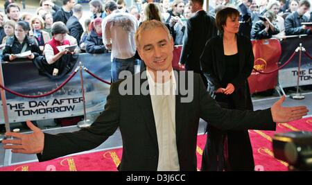 (Dpa) - deutsche Hollywood-Regisseur Roland Emmerich vor dem Kino Kosmos in Berlin, 21. Mai 2004 Gesten. Emmerichs neueste Film, "The Day After Tomorrow", feierte seine Weltpremiere in Berlin. Die Handlung des Films dreht sich um eine Veränderung des Weltklimas und einer daraus resultierenden Eiszeit. Stockfoto