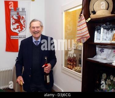 (Dpa) - Graham Pilcher, Ehemann der britischen Bestsellerautorin Rosamunde Pilcher, posiert mit einer Flasche dann in das Souvenir Schloss Hohenlimburg in Hagen-Hohenlimburg, Westdeutschland, 21. Mai 2004. Rosamunde Pilcher, der wurde weltweit bekannt mit Werken wie "Die Muschelsucher", "Winter-Sonnenwende" und "September" ist derzeit in Deutschland anlässlich der Eröffnung einer Kultur und Stockfoto