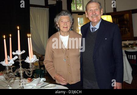 (Dpa) - britische Bestseller Autor Rosamunde Pilcher und ihrem Ehemann Graham besuchen Schloss Hohenlimburg in Hagen-Hohenlimburg, Westdeutschland, 21. Mai 2004. Pilcher, wurde weltweit bekannt mit Werken wie "Die Muschelsucher", "Winter-Sonnenwende" und "September" ist derzeit in Deutschland anlässlich der Eröffnung des Kultur und Garten Festival und ihre Nichte besuchen wh Stockfoto