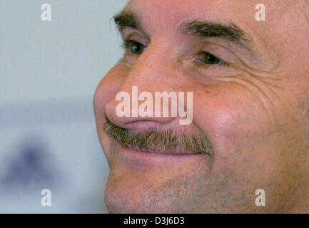 (Dpa) - Fußballtrainer Rudi Voeller mit einem breiten Lächeln auf seinem Gesicht nimmt an einer Pressekonferenz in Frankfurt am Main, auf Montag, 24. Mai 2004. Völler angekündigt, die Namen der 23 Spieler, die in der deutschen Nationalmannschaft während der Fußball-Europameisterschaft in Portugal spielen werden. Stockfoto