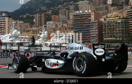 (Dpa) - finnische Formel 1 pilot Kimi Raeikkoenen von McLaren-Mercedes steuert seine Rennwagen entlang der Stadt Cours beim Training für den Formel 1 Grand Prix von Monaco, 20. Mai 2004. Stockfoto