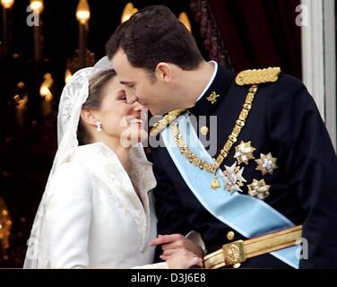 (Dpa) - sind spanische Kronprinz Felipe und seine Frau Letizia Ortiz zu küssen, wie sie auf dem Balkon des königlichen Palastes nach ihrer Hochzeit am Almudena-Kathedrale in Madrid, Spanien, 22. Mai 2004 stehen. Stockfoto