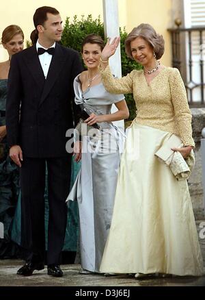 Das Gala-Dinner am Vorabend ihrer Hochzeit im Pardo Palast in Madrid, Spanien, 21. Mai 2004 erreichen (Dpa) - spanische Kronprinz Felipe (L) und seine Verlobte Letizia Ortiz (C) zusammen mit Königin Sofia. Stockfoto