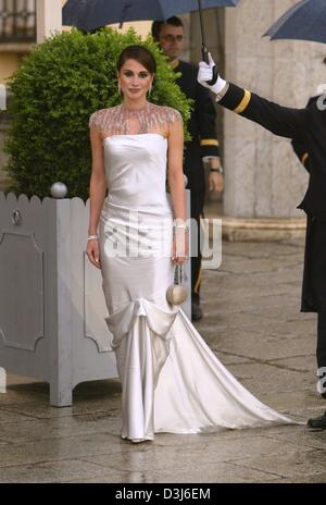 (Dpa) - Königin Rania von Jordanien kommt bei der Gala-Dinner am Vorabend der Hochzeit des spanischen Kronprinzen Felipe und Letizia Ortiz im Pardo Palast in Madrid, Spanien, 21. Mai 2004. Stockfoto