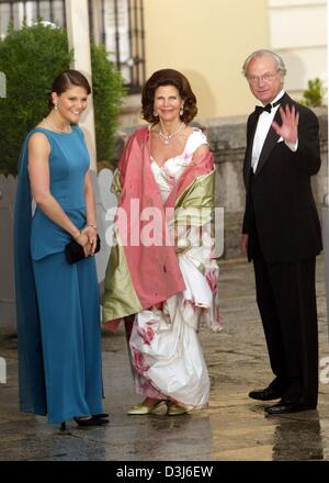 (Dpa) - Kronprinzessin Victoria (L), Silvia (C) Königin und König Carl Gustaf von Schweden mit einem Lächeln eintreffen am Gala-Dinner am Vorabend der Hochzeit des spanischen Kronprinzen Felipe und Letizia Ortiz im Pardo Palast in Madrid, Spanien, 21. Mai 2004. Stockfoto