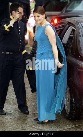 (Dpa) - lächelt Kronprinzessin Victoria von Schweden, als sie an das Gala-Dinner am Vorabend der Hochzeit des spanischen Kronprinzen Felipe und Letizia Ortiz im Pardo Palast in Madrid, Spanien, 21. Mai 2004 ankommt. Stockfoto