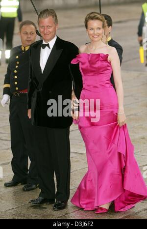 (Dpa) - Crown princess Mathilde (R) und Kronprinz Philippe von Belgien mit einem Lächeln eintreffen am Gala-Dinner am Vorabend der Hochzeit des spanischen Kronprinzen Felipe und Letizia Ortiz im Pardo Palast in Madrid, Spanien, 21. Mai 2004. Stockfoto