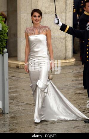 (Dpa) - Königin Rania von Jordanien kommt bei der Gala-Dinner am Vorabend der Hochzeit des spanischen Kronprinzen Felipe und Letizia Ortiz im Pardo Palast in Madrid, Spanien, 21. Mai 2004. Stockfoto