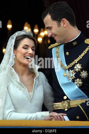 (Dpa) - spanische Kronprinz Felipe und seine Frau Letizia Ortiz an den Händen halten und schauen einander mit einem Lächeln, als sie auf dem Balkon des königlichen Palastes nach ihrer Hochzeit am Almudena-Kathedrale in Madrid, Spanien, 22. Mai 2004 stehen. Stockfoto