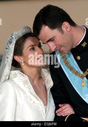 (Dpa) - spanische Kronprinz Felipe (L) und seine Frau Letizia Ortiz Flüstern zueinander in den königlichen Palast nach ihrer Hochzeit in Madrid, Spanien, 22. Mai 2004. Stockfoto