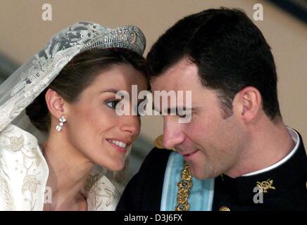 (Dpa) - spanische Kronprinz Felipe (L) und seine Frau Letizia Ortiz Flüstern zueinander in den königlichen Palast nach ihrer Hochzeit in Madrid, Spanien, 22. Mai 2004. Stockfoto