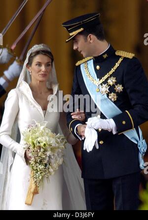 (Dpa) - spanische Kronprinz Felipe (L) und seine Frau Letizia Ortiz die Kirche verlassen, nach ihrer Hochzeit am Almudena-Kathedrale in Madrid, Spanien, 22. Mai 2004. Stockfoto