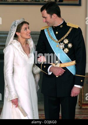 (Dpa) - spanische Kronprinz Felipe (L) und seine Frau Letizia Ortiz in des anderen Augen schauen im Festsaal im königlichen Palast nach ihrer Hochzeit in Madrid, Spanien, 22. Mai 2004. Stockfoto