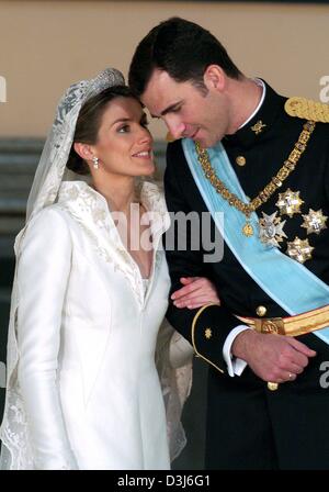 (Dpa) - spanische Kronprinz Felipe (L) und seine Frau Letizia Ortiz Flüstern miteinander im Festsaal im königlichen Palast nach ihrer Hochzeit in Madrid, Spanien, 22. Mai 2004. Stockfoto