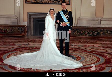 (Dpa) - spanischen Kronprinzen Felipe (R) und seine Frau Letizia Ortiz bereiten ein Hochzeitsbild nach ihrer Hochzeit im Festsaal im königlichen Palast in Madrid, Spanien, 22. Mai 2004. Stockfoto