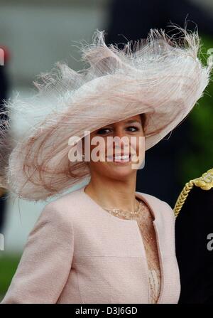 (Dpa) - niederländischen Kronprinzessin Maxima lächelt, als sie in der Almudena-Kathedrale für die Hochzeit von Kronprinz Felipe und Letizia Ortiz in Madrid, Spanien, Spanisch Samstag, 22. Mai 2004 bei bewölktem Himmel ankommt. Stockfoto