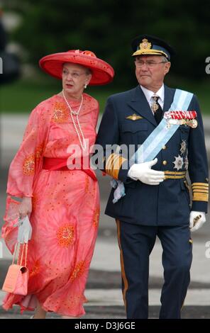 (Dpa) - Queen Margrethe II (R) und Prinz Henrik von Dänemark kommen in der Almudena-Kathedrale für die Hochzeit des spanischen Kronprinzen Felipe und Letizia Ortiz in Madrid, Spanien, Samstag, 22. Mai 2004. Stockfoto