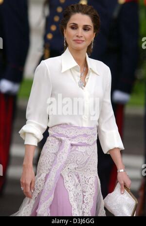 (Dpa) - lächelt Königin Rania von Jordanien, als sie an die Almudena Kathedrale für die Hochzeit des spanischen Kronprinzen Felipe und Letizia Ortiz in Madrid, Spanien, Samstag, 22. Mai 2004 ankommt. Stockfoto