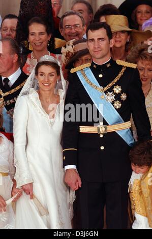 (Dpa) - spanischen Kronprinzen Felipe (R) und seine Frau Letizia Ortiz bereiten ein Hochzeitsbild nach ihrer Hochzeit im Festsaal im königlichen Palast in Madrid, Spanien, 22. Mai 2004. Stockfoto
