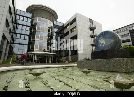 (Dpa) - ein Wasserbrunnen kann sein gesehen vor eines der Gebäude, aus denen sich das Hauptquartier der deutschen Software Riese SAP in Walldorf, Deutschland, 3 Mai 2004. Stockfoto