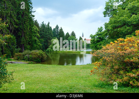 Schloss Pruhonice (Prag, Tschechien) Sommer Blick auf den Park mit Seen und blühenden Busch. Wurde im 12. Jahrhundert gegründet. Stockfoto