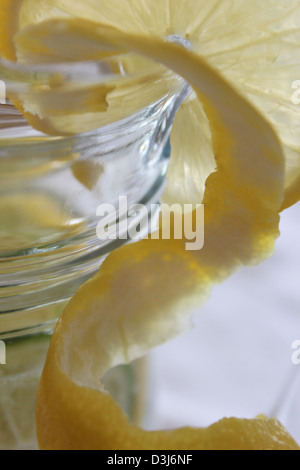 Limonade in Kanne mit Zitronenscheibe und peel Stockfoto